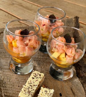 Kleine Gläser gefüllt mit Lachs- und Mangowürfel